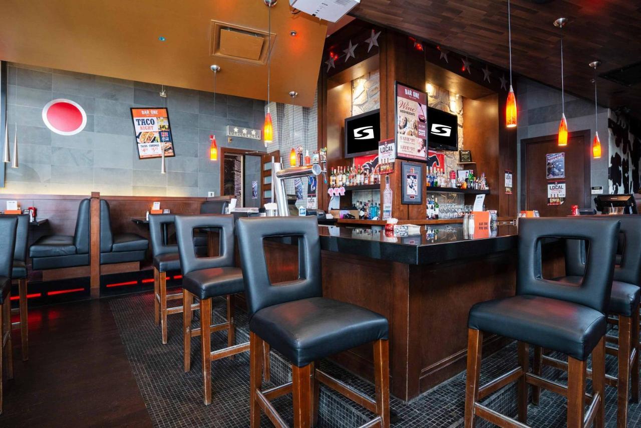 Sandman Hotel & Suites Calgary West Экстерьер фото
