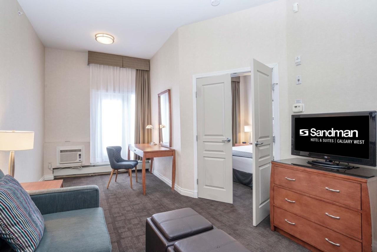 Sandman Hotel & Suites Calgary West Экстерьер фото