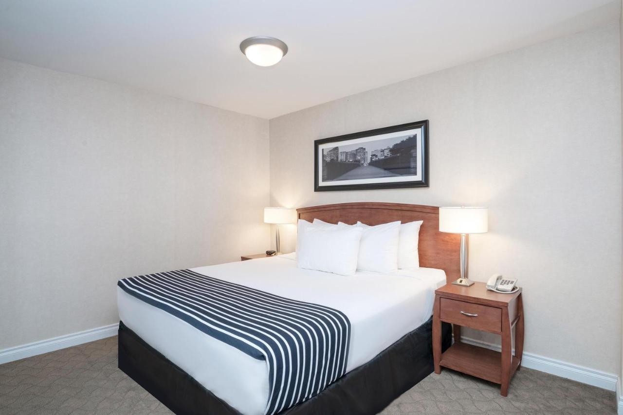 Sandman Hotel & Suites Calgary West Экстерьер фото