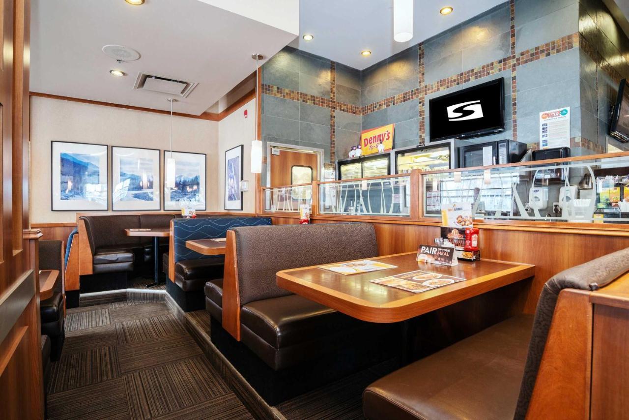 Sandman Hotel & Suites Calgary West Экстерьер фото