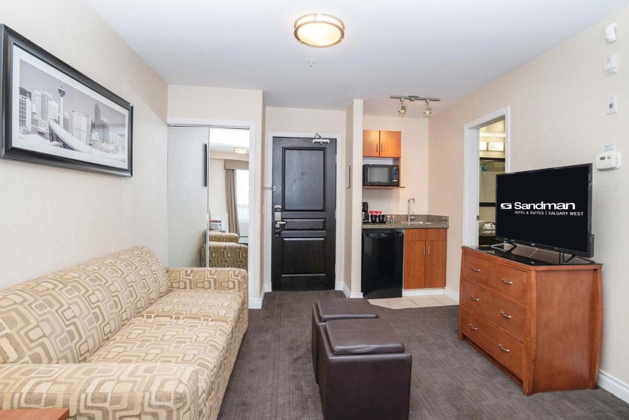 Sandman Hotel & Suites Calgary West Экстерьер фото