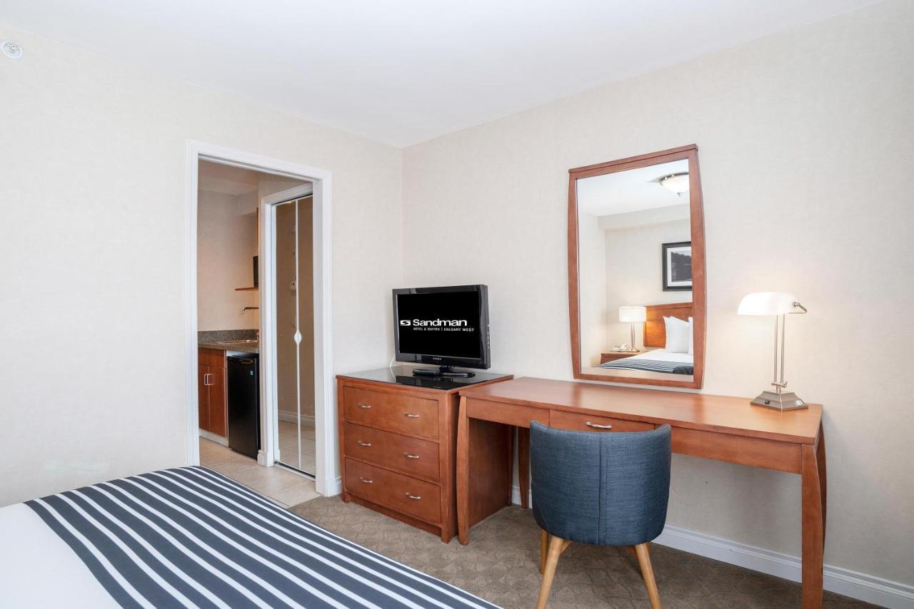 Sandman Hotel & Suites Calgary West Экстерьер фото