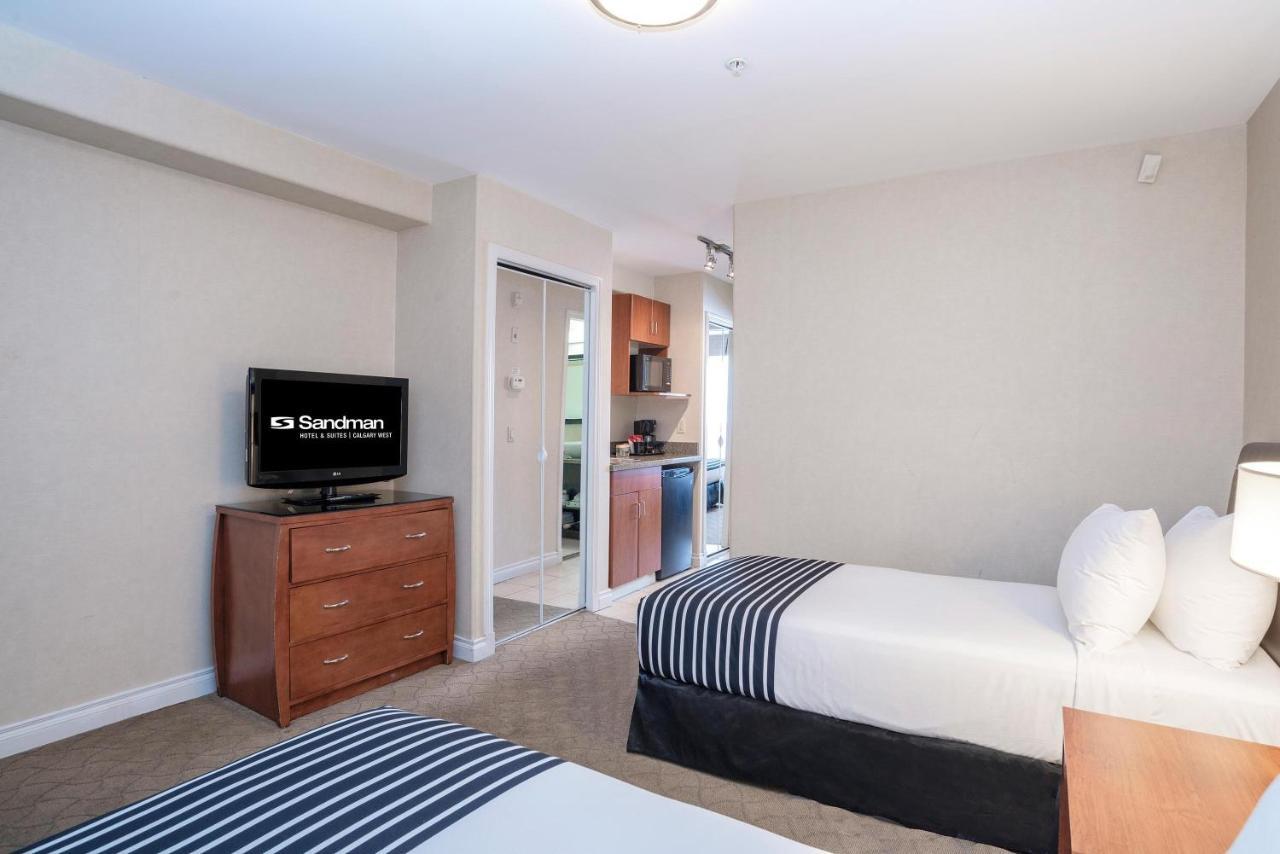 Sandman Hotel & Suites Calgary West Экстерьер фото