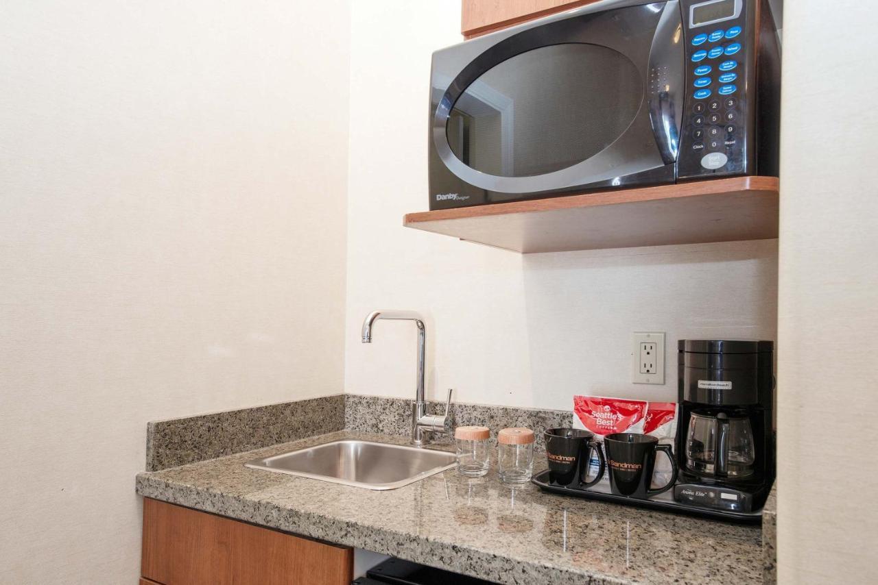 Sandman Hotel & Suites Calgary West Экстерьер фото