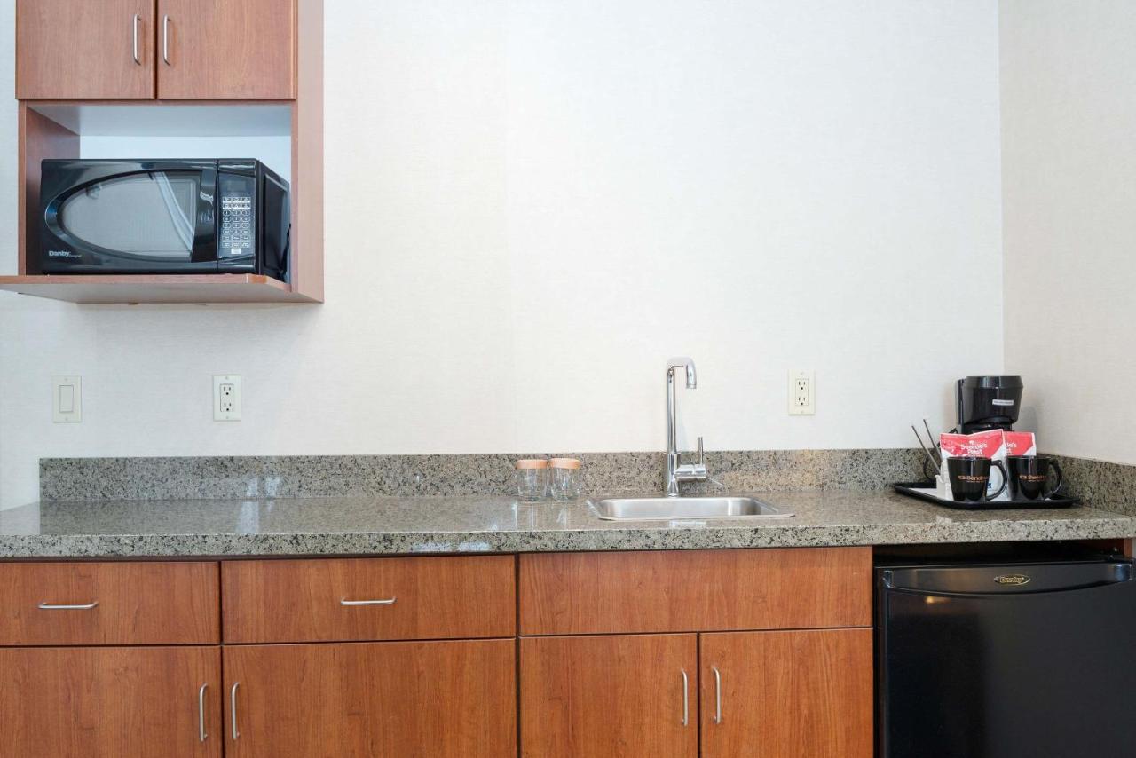 Sandman Hotel & Suites Calgary West Экстерьер фото