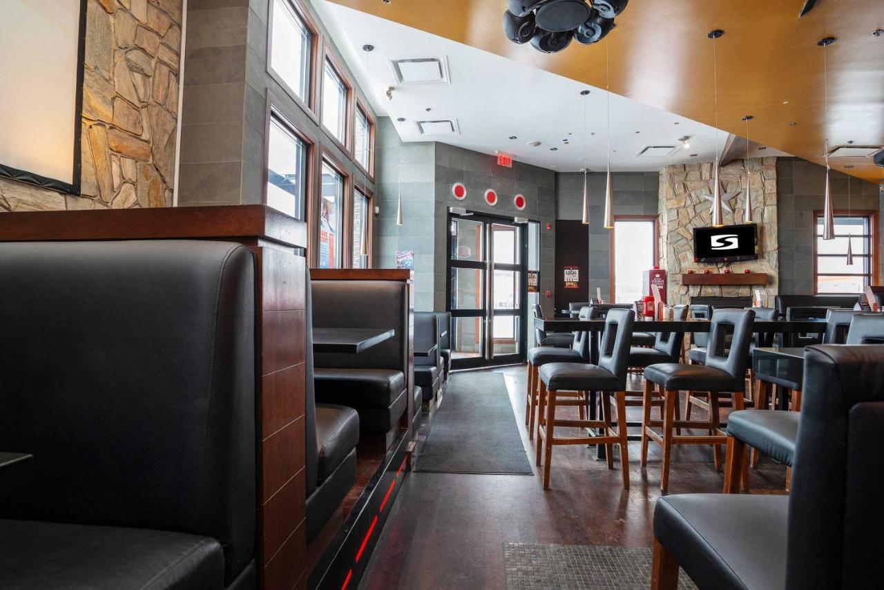 Sandman Hotel & Suites Calgary West Экстерьер фото