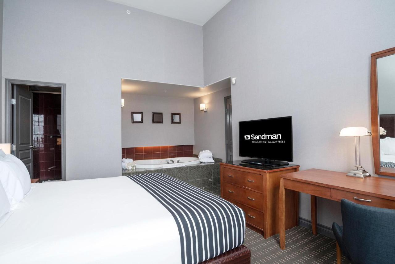 Sandman Hotel & Suites Calgary West Экстерьер фото