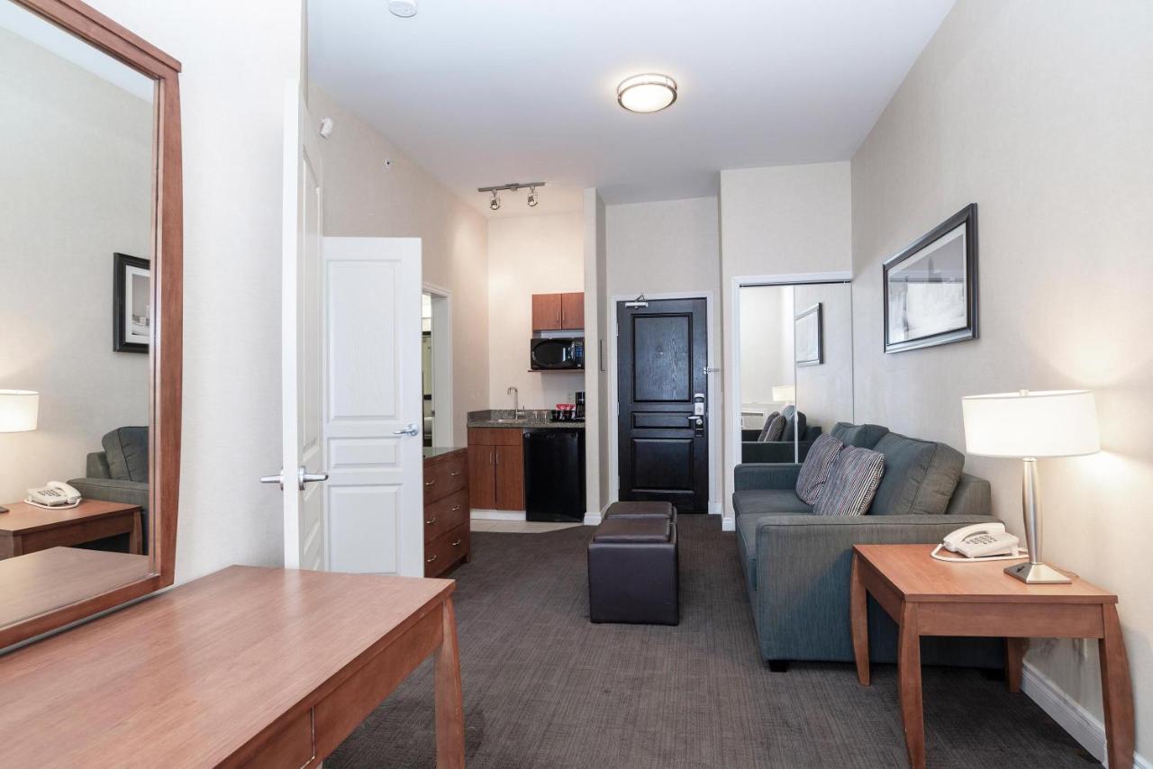Sandman Hotel & Suites Calgary West Экстерьер фото