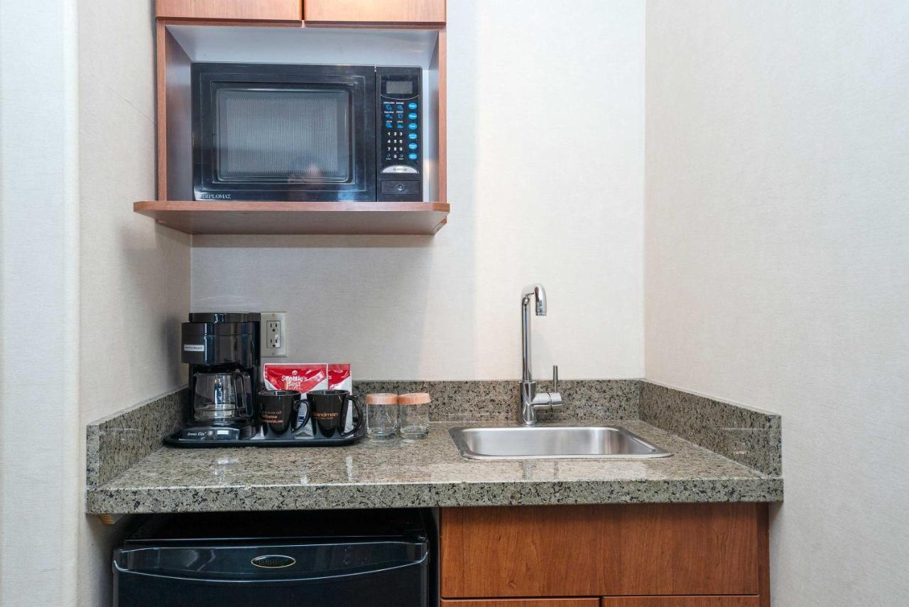 Sandman Hotel & Suites Calgary West Экстерьер фото