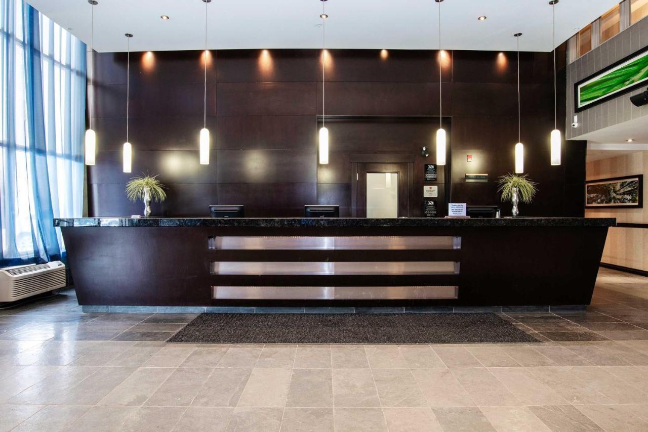 Sandman Hotel & Suites Calgary West Экстерьер фото