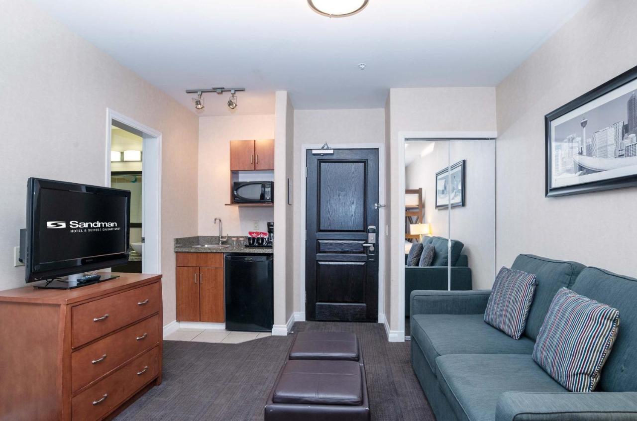 Sandman Hotel & Suites Calgary West Экстерьер фото