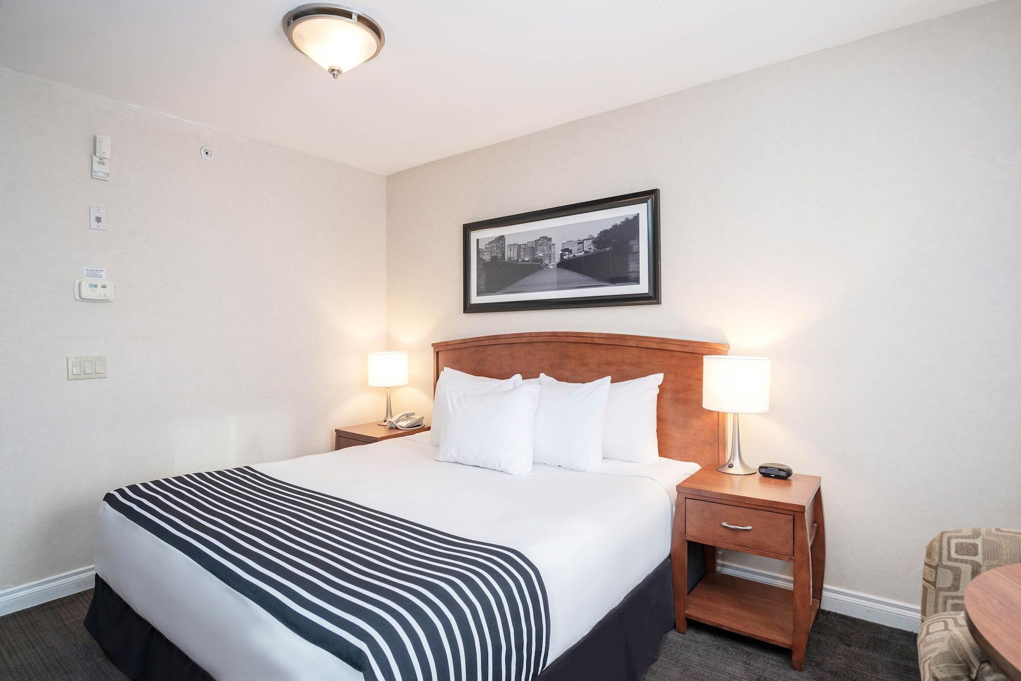 Sandman Hotel & Suites Calgary West Экстерьер фото
