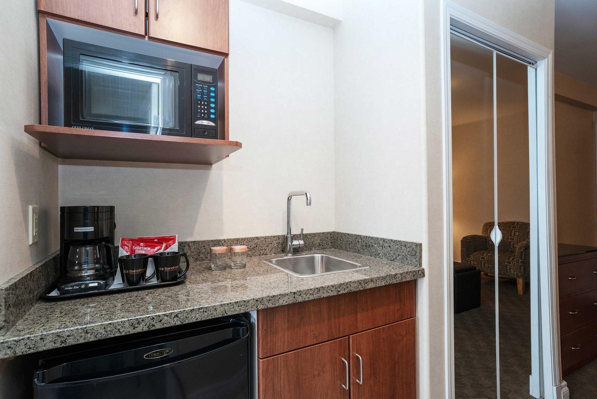 Sandman Hotel & Suites Calgary West Экстерьер фото