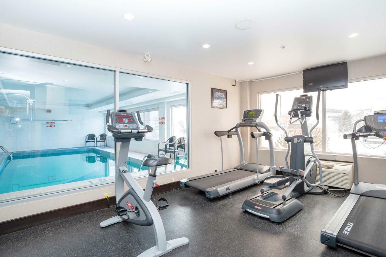 Sandman Hotel & Suites Calgary West Экстерьер фото