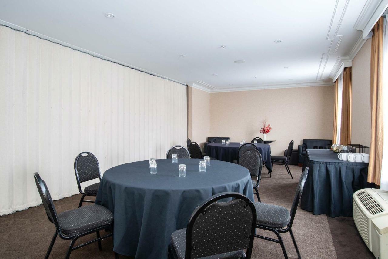 Sandman Hotel & Suites Calgary West Экстерьер фото