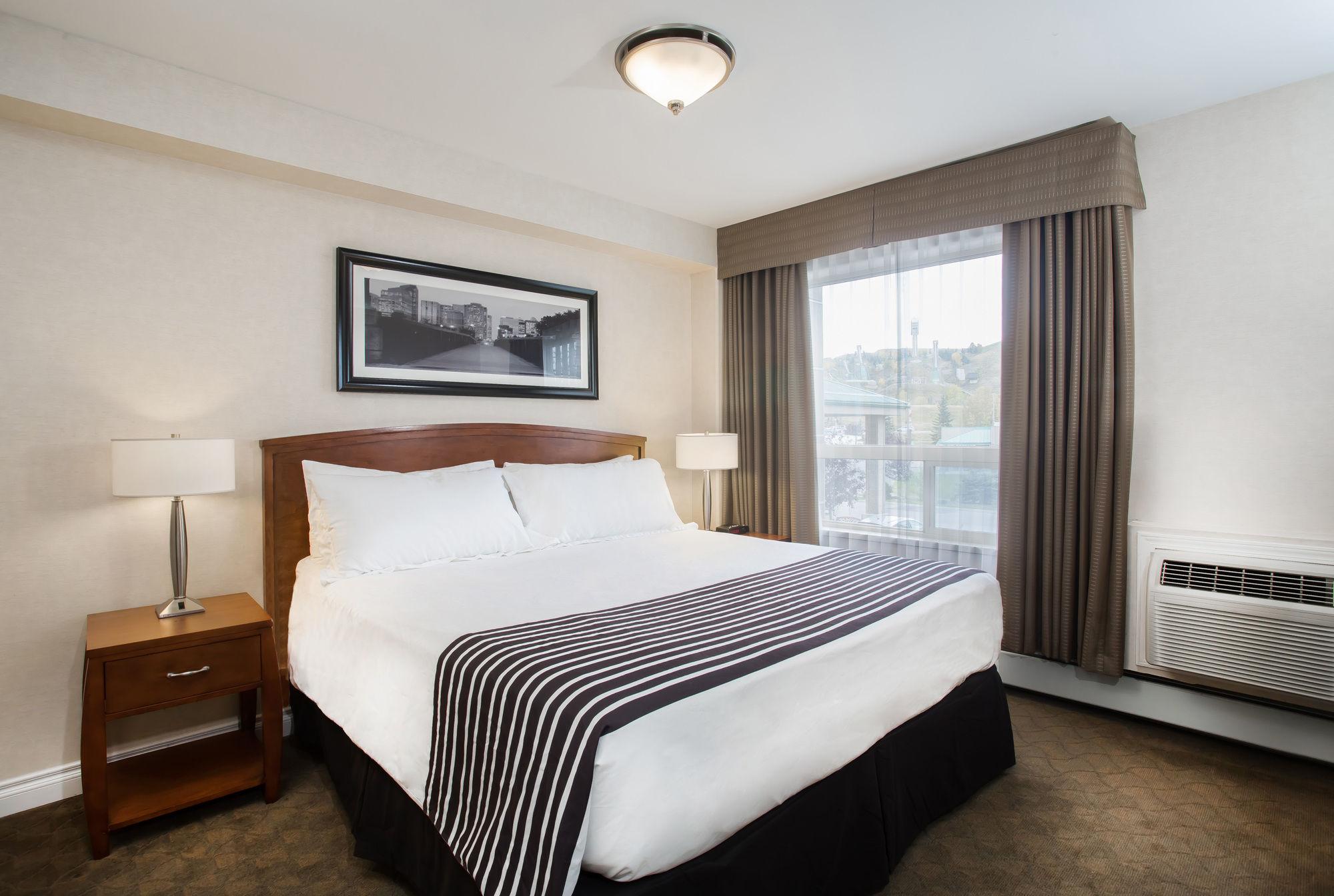 Sandman Hotel & Suites Calgary West Экстерьер фото