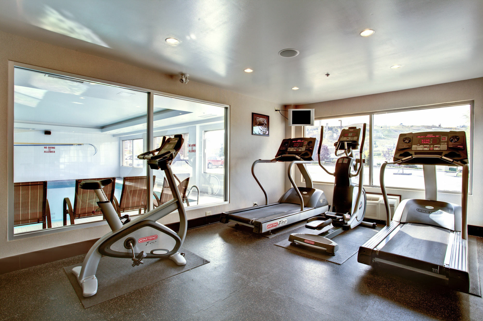 Sandman Hotel & Suites Calgary West Экстерьер фото