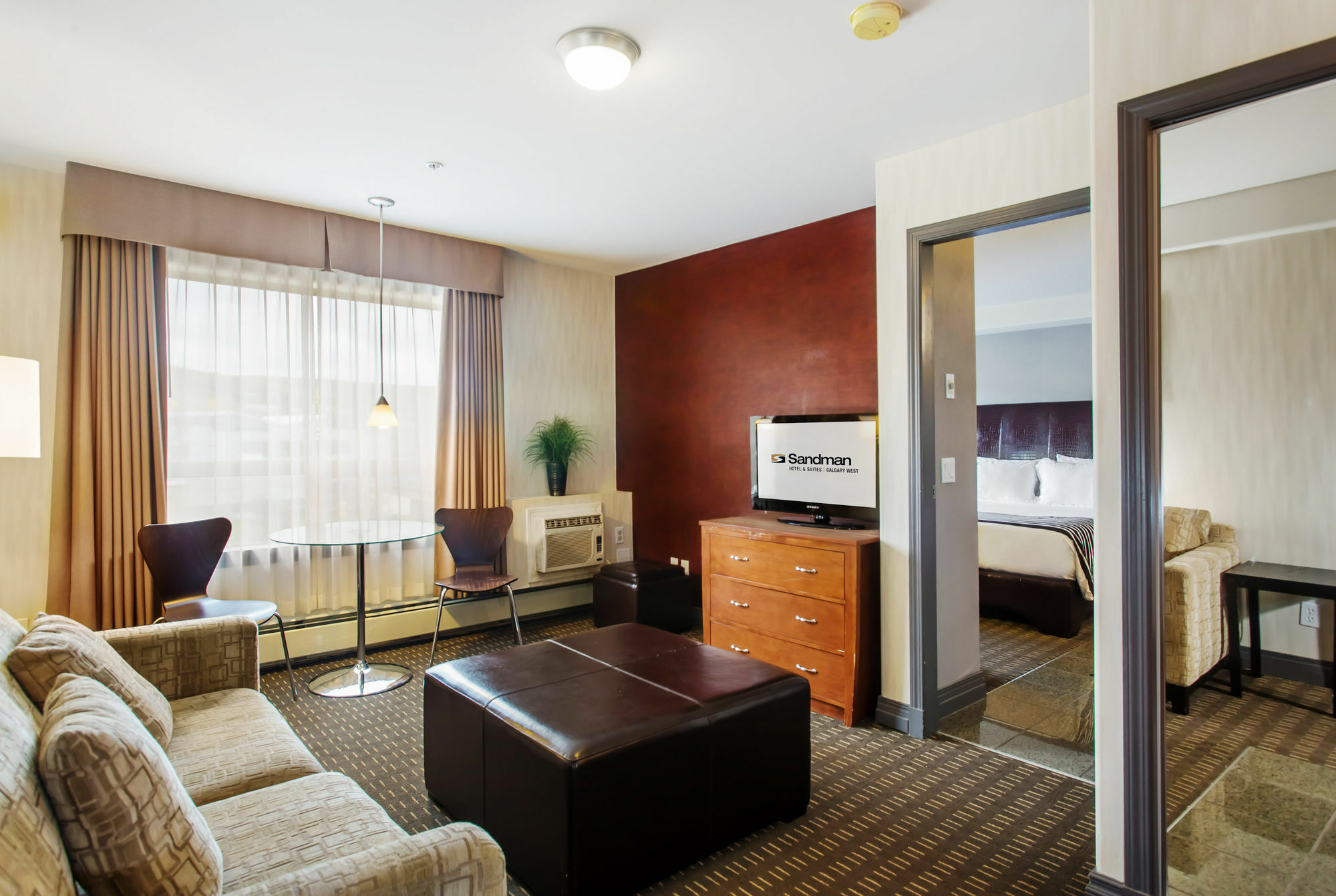 Sandman Hotel & Suites Calgary West Экстерьер фото